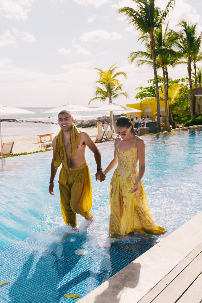 minitas beach couple
