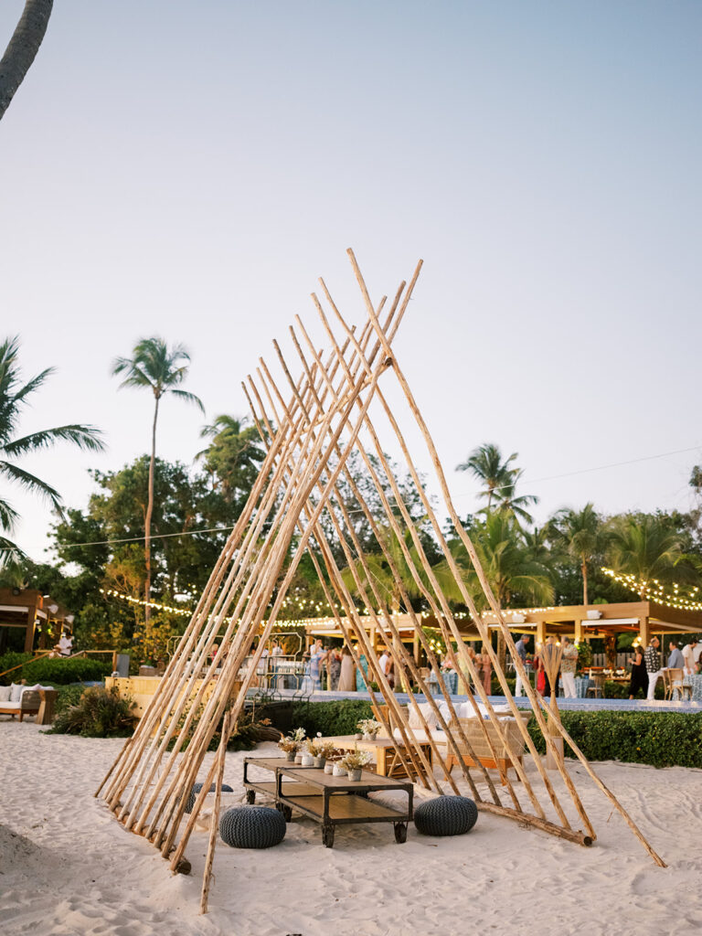 minitas beach club party